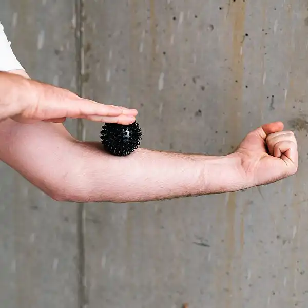 Массажный мяч для лакросса с шипами HMS BLP01 черный