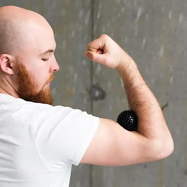 Массажный мяч для лакросса с шипами HMS BLP01 черный