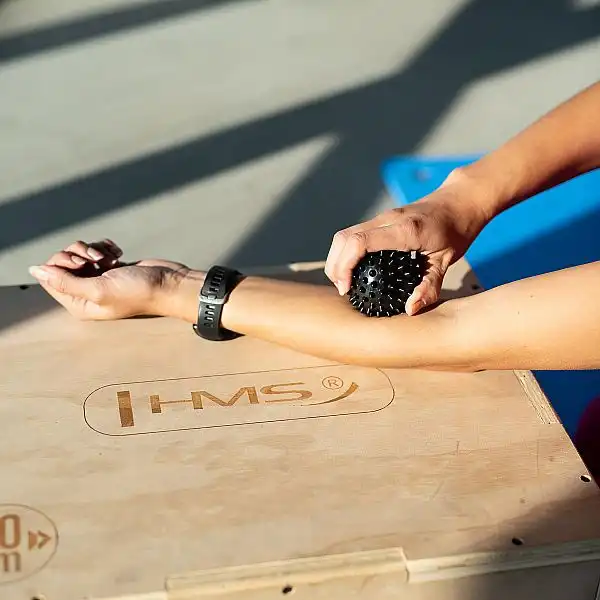 Массажный мяч для лакросса с шипами HMS BLP01 черный